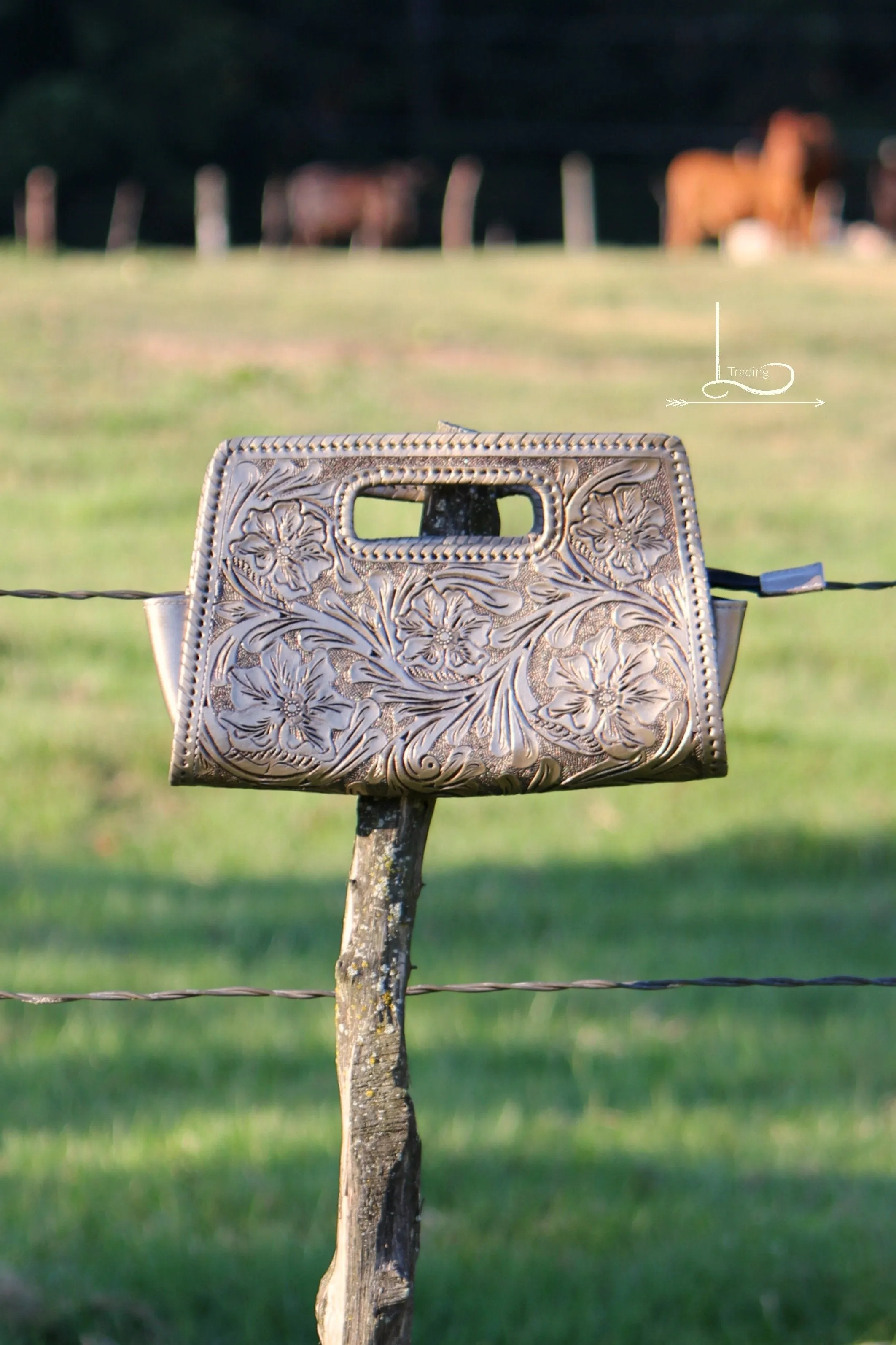 Sobre Chico Clutch in Pewter